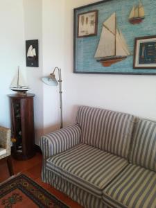 Uma área de estar em Apartment over the Ocean