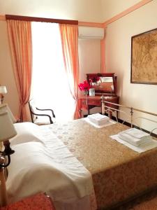 una camera d'albergo con letto e finestra di Adeste 41 a Scicli