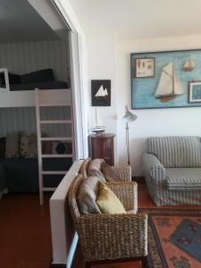 Uma área de estar em Apartment over the Ocean