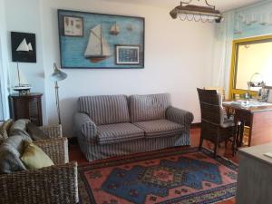 Uma área de estar em Apartment over the Ocean