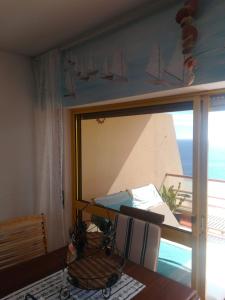 um quarto com um espelho e uma cama com uma varanda em Apartment over the Ocean em Sesimbra