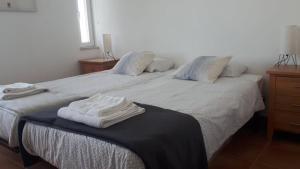 una camera con due letti e asciugamani di Hello Sun a Vilamoura