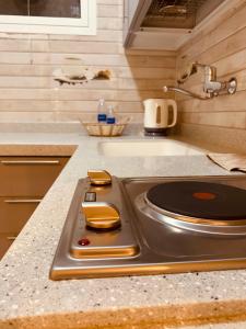 a stove top in a kitchen with a sink at شقق الروشن الجوفي in Al Fayşalīyah