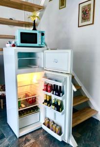 d'un réfrigérateur ouvert avec un four micro-ondes. dans l'établissement Holiday house Apartments Dajčić, à Varaždinske Toplice