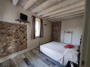 um quarto com uma cama e uma televisão na parede em La casa di Paolina - Affitti turistici CIR017067-LNI-00070 em Desenzano del Garda