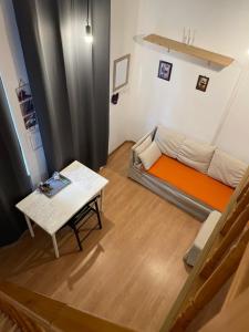 Habitación pequeña con cama y mesa en Studio Piata Amzei NR.1 (8 C), en Bucarest