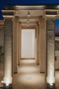 un corridoio con porta bianca in un edificio di LE MAIOLICHE - Apulian B&B a Grottaglie