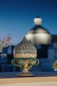 格羅塔列的住宿－LE MAIOLICHE - Apulian B&B，坐在桌子上的一个花瓶