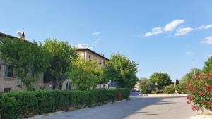 アッシジにあるCasa Cielo Terra - 3 camere da lettoの建物の前の空いている通り +4枚の写真
