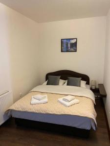 ein Schlafzimmer mit einem Bett mit zwei Handtüchern darauf in der Unterkunft Podrinjski san in Loznica