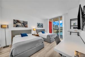 Televisyen dan/atau pusat hiburan di Relaxing BeachWalk Getaway Studio for 4 Guests 405B
