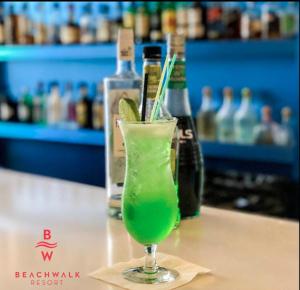 una bebida verde en un vaso sentado en una mesa en Miami Beach studio Amazing Views 405B, en Hallandale Beach