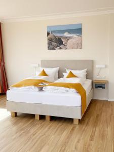 Schlafzimmer mit einem Bett mit Wandgemälde in der Unterkunft Ringhotel Hohe Wacht in Hohwacht