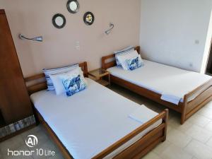two beds in a small room withermottermottermott at Avra Ηouse in Kriopigi