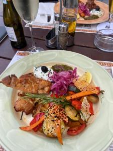 een bord met vlees en groenten op tafel bij Kolossos Apartments zum Sporthafen Neuss in Neuss