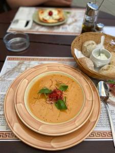 una mesa con un plato de sopa en una mesa en Kolossos Apartments zum Sporthafen Neuss en Neuss