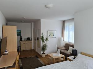 Habitación de hotel con cama y sala de estar. en Hotel Am Wintergarten en Bocholt