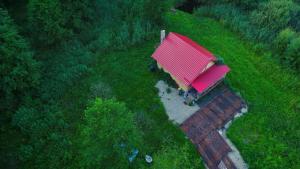 una vista sul tetto di una casa con tetto rosso di Sowia Chatka a Glaznoty