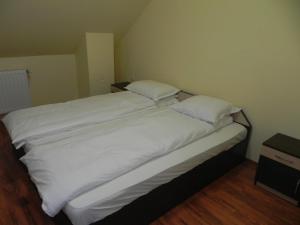 Ένα ή περισσότερα κρεβάτια σε δωμάτιο στο Motel Fogado +6 φωτογραφίες