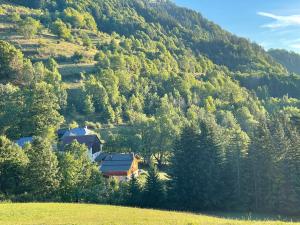 ein Haus inmitten eines Berges in der Unterkunft Chalet Alpage Proche Genève in Mégevette