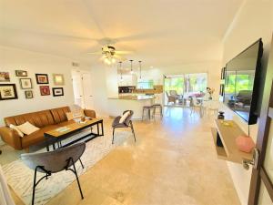 a living room with a couch and a table at CasaBreeze Cozy Creek House/IRB&Clearwater Beach! in Largo