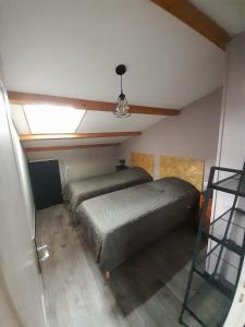 En eller flere senge i et værelse på Galta des Matrus Appartement cosy 8kms de l Océan