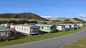 una fila de casas al lado de una carretera en Gloria Stay - Aberystwyth Caravan en Aberystwyth