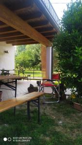 una mesa de picnic y una silla bajo un pabellón en Il Tempo Dei Sogni, en San Benedetto Po