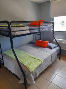 Двох'ярусне ліжко або двоярусні ліжка в номері Slice of Paradise at Aquatika