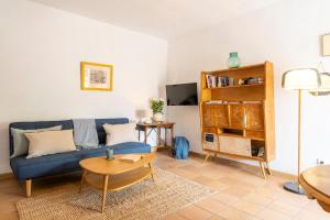 Televízia a/alebo spoločenská miestnosť v ubytovaní Andalusian Courtyard
