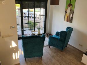 - un salon avec deux chaises, une table et une fenêtre dans l'établissement A EIRA DE ESTHER, à Teo