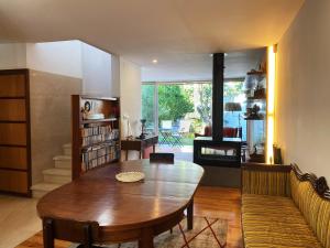 里斯本的住宿－Casa das Boganvilias - Moradia com jardim，客厅配有桌子和沙发