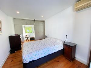 מיטה או מיטות בחדר ב-Casa das Boganvilias - Moradia com jardim