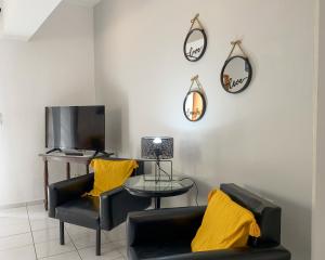 Televízia a/alebo spoločenská miestnosť v ubytovaní Loft in the Heart Of City Center