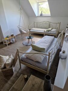 ein Schlafzimmer mit einem Schaukelbett und einer Hängematte in der Unterkunft Rosa Bed and Breakfast in Podgorje