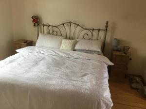 1 cama blanca grande con sábanas y almohadas blancas en Luxury home on Sligo road Enniskillen, en Enniskillen