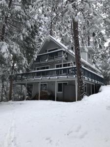 a house covered in snow in front at Breckenridge Chalet near Yosemite. Dog friendly! in Groveland