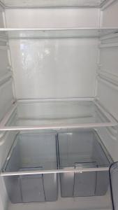 um frigorífico vazio com a porta aberta e as prateleiras vazias em Park Home at Golden Sands Holiday Park em Foryd