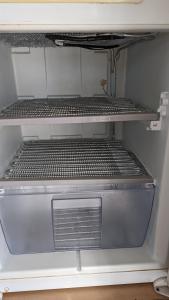 uma gaveta vazia num frigorífico com a porta aberta em Park Home at Golden Sands Holiday Park em Foryd