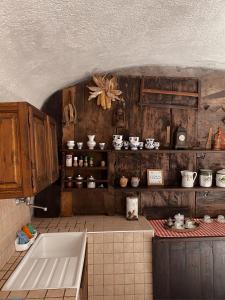 cocina con bañera grande y paredes de madera en Baita Borgo Incantato, en Morbegno