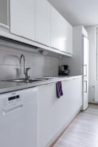 Kuchyň nebo kuchyňský kout v ubytování Modern city apartment