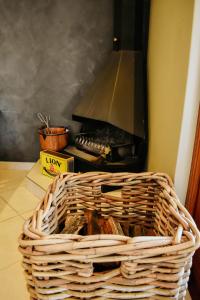 una cesta de mimbre sentada frente a una chimenea en Cwebile Guesthouse en Winterton