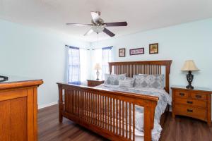 sypialnia z łóżkiem i wentylatorem sufitowym w obiekcie 7 Bedroom Mansion Near Disney w mieście Kissimmee