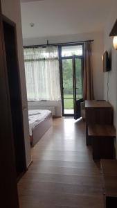 Ένα ή περισσότερα κρεβάτια σε δωμάτιο στο Vila Poarta Bucegilor