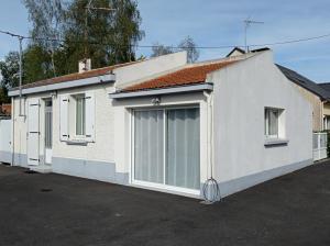 uma casa branca com uma grande janela em Résidence Floria em La Baule