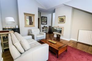a living room with a white couch and a table at Le Palais des Cerisiers in Azrou