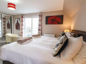Postel nebo postele na pokoji v ubytování Luxury Highland Home in Scotlands' Great Glen