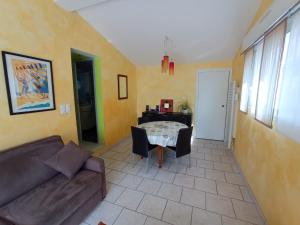 ein Wohnzimmer mit einem Sofa und einem Tisch in der Unterkunft Résidence Floria in La Baule