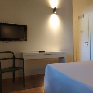 ローマにあるルクサルドテルのベッドルーム(ベッド1台、デスク、テレビ付)