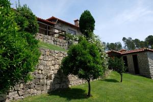 セロリコ・デ・バストにあるCasa de Pedraの建物前の木々の石壁